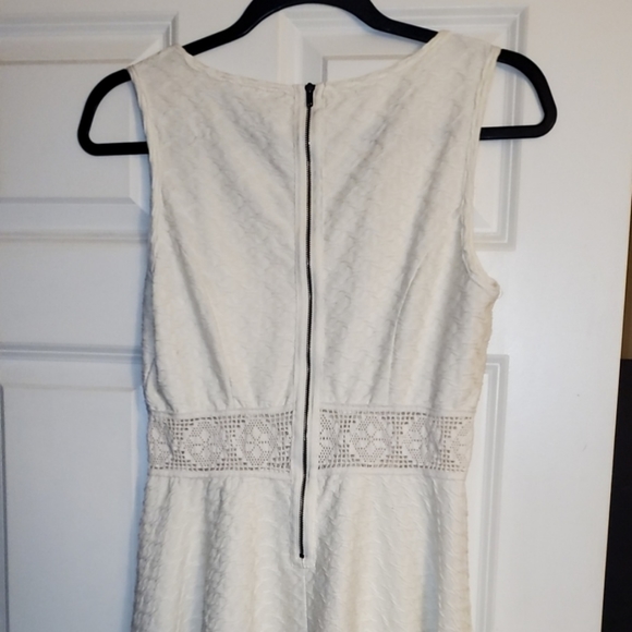 Short off white spring dress. Sleevless. Size large. - Picture 2 of 6